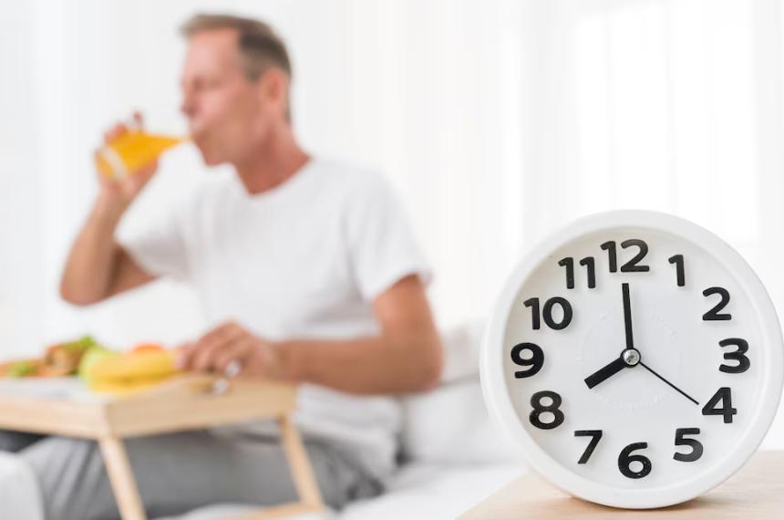 Un reloj marca la �ltima comida del día para reflejar la importancia del horario en la salud cardiometabólica