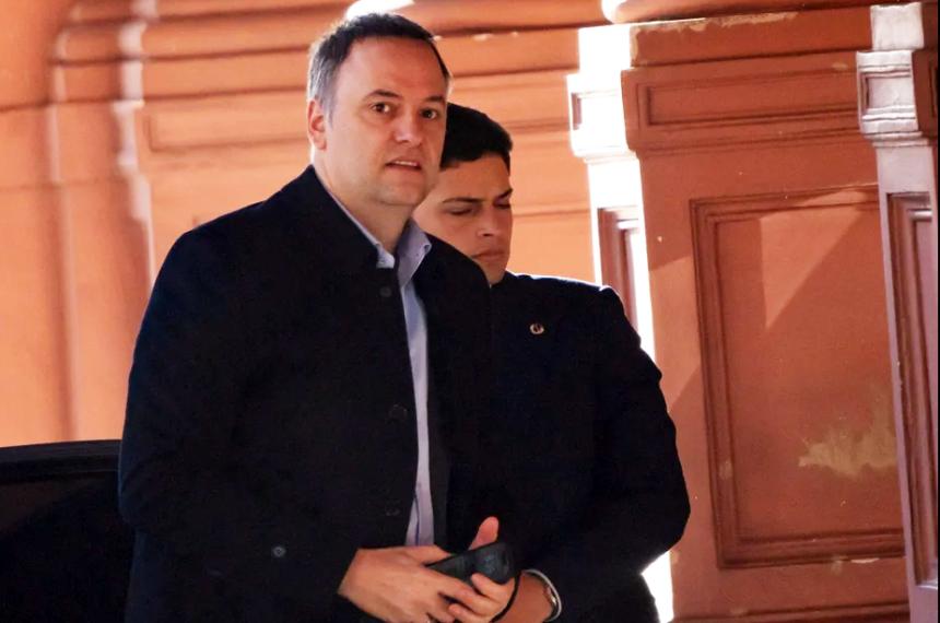 Manuel Adorni llega a la Casa Rosada