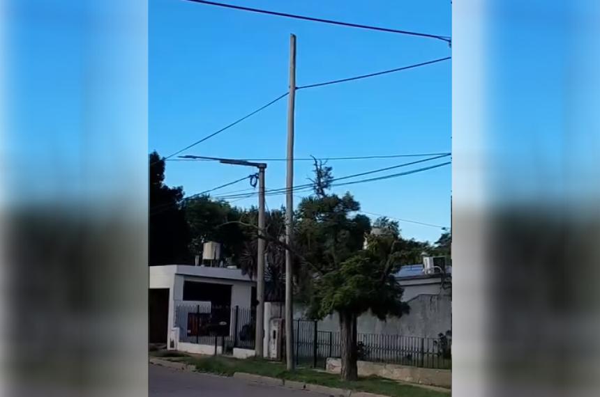 Vecinos del barrio Aeropuerto reclaman por una columna con riesgo de caiacuteda