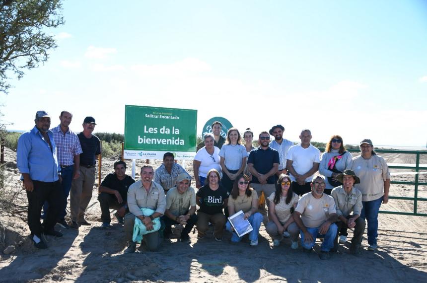 La reserva se ubica entre los departamentos de Limay Mahuida y Puelén y es uno de los salitrales m�s extensos del mundo