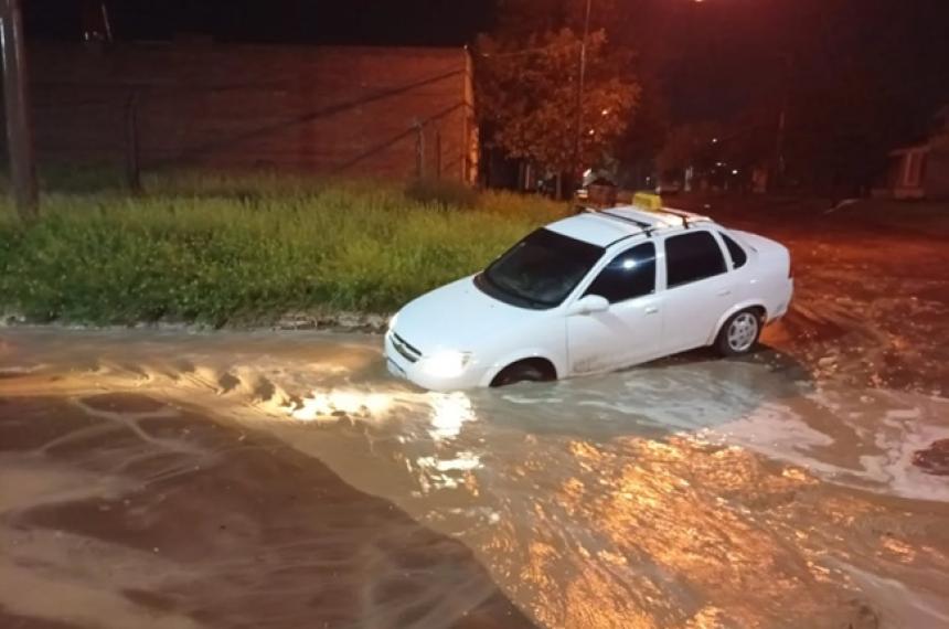 El taxi quedó encajado en la esquina de Farías y Martínez de Hoz