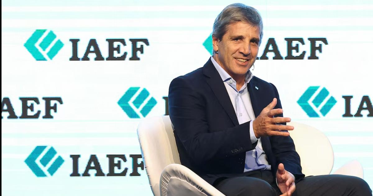 Luis Caputo detalló la estrategia para cubrir los vencimientos de deuda en el corto y mediano plazo sin acudir a los mercados internacionales