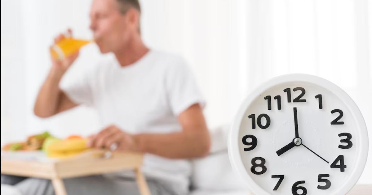 Un reloj marca la �ltima comida del día para reflejar la importancia del horario en la salud cardiometabólica