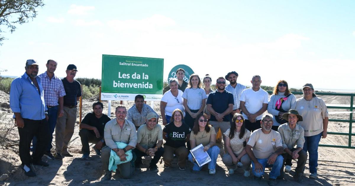 La reserva se ubica entre los departamentos de Limay Mahuida y Puelén y es uno de los salitrales m�s extensos del mundo