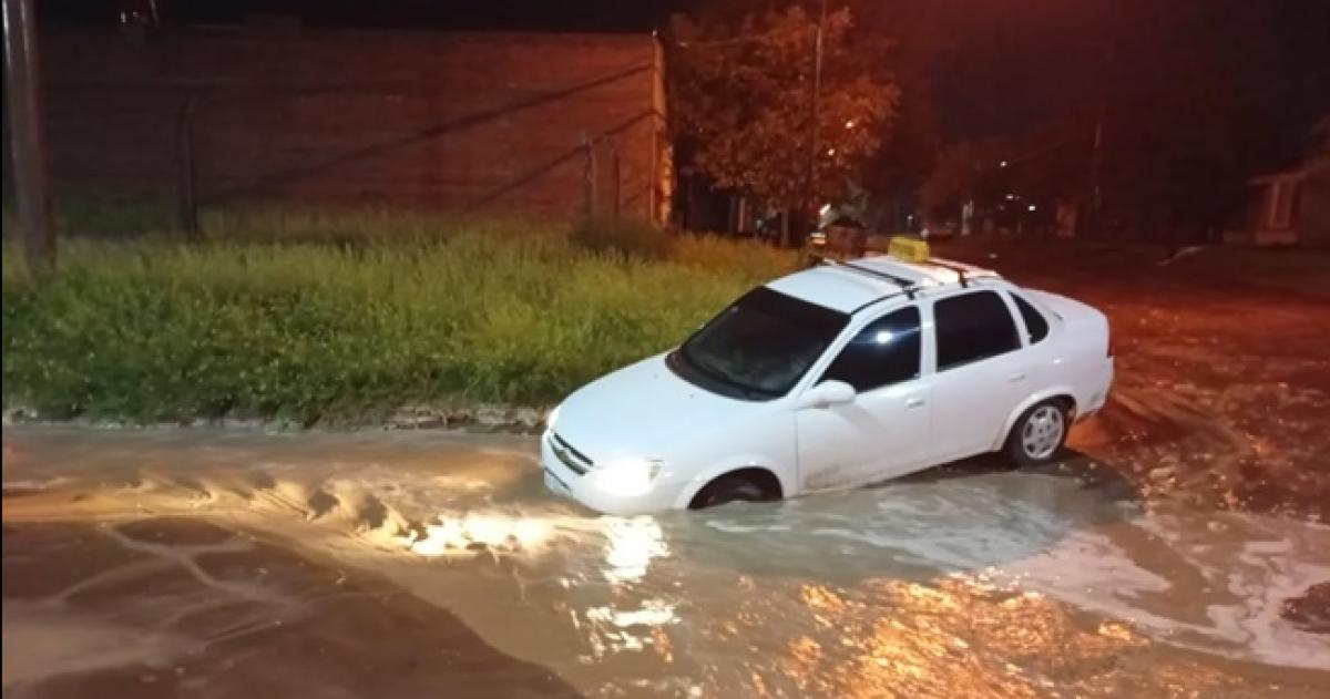 El taxi quedó encajado en la esquina de Farías y Martínez de Hoz