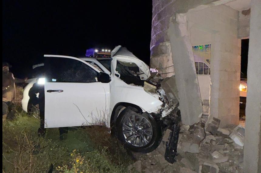 La camioneta se incrustó contra la columna del arco