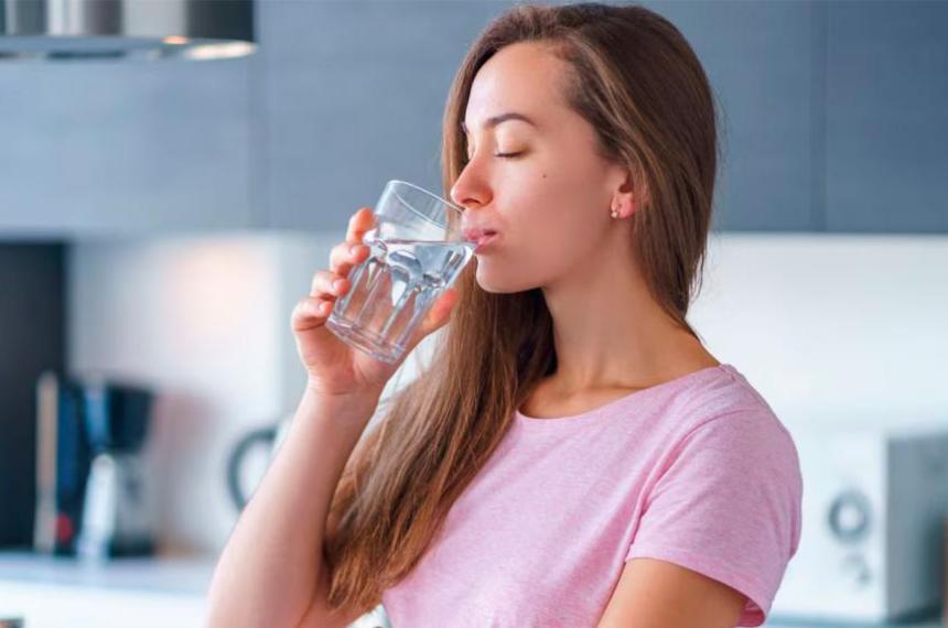 Ni poacutecimas maacutegicas ni dietas extremas- el verdadero secreto para vivir maacutes podriacutea estar en un simple vaso de agua