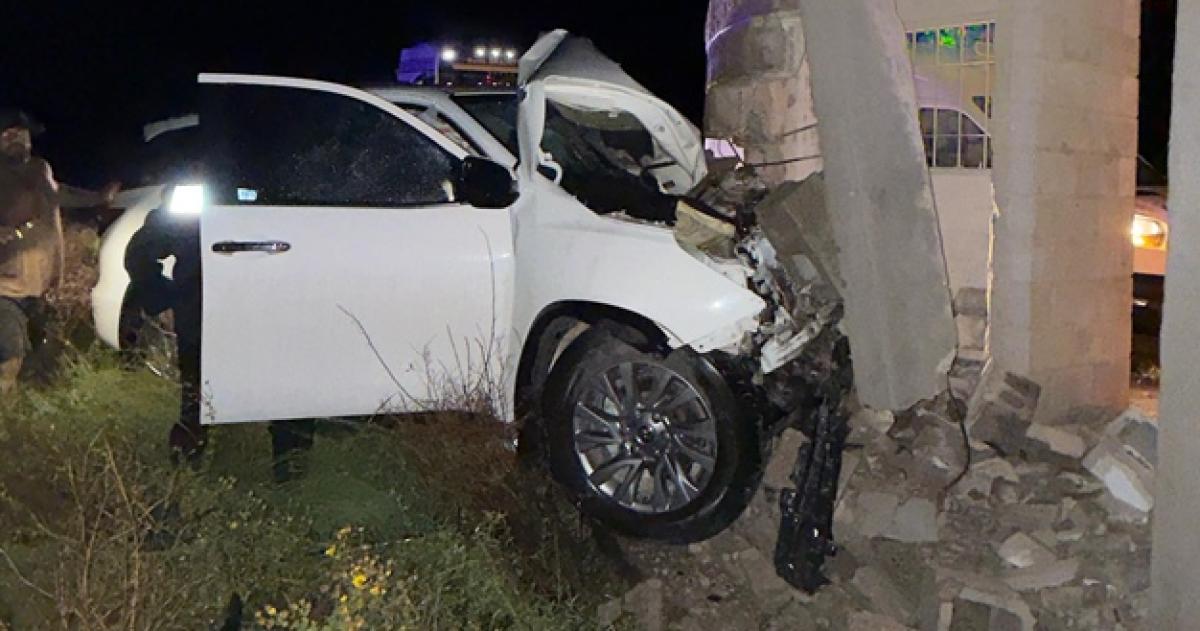 La camioneta se incrustó contra la columna del arco