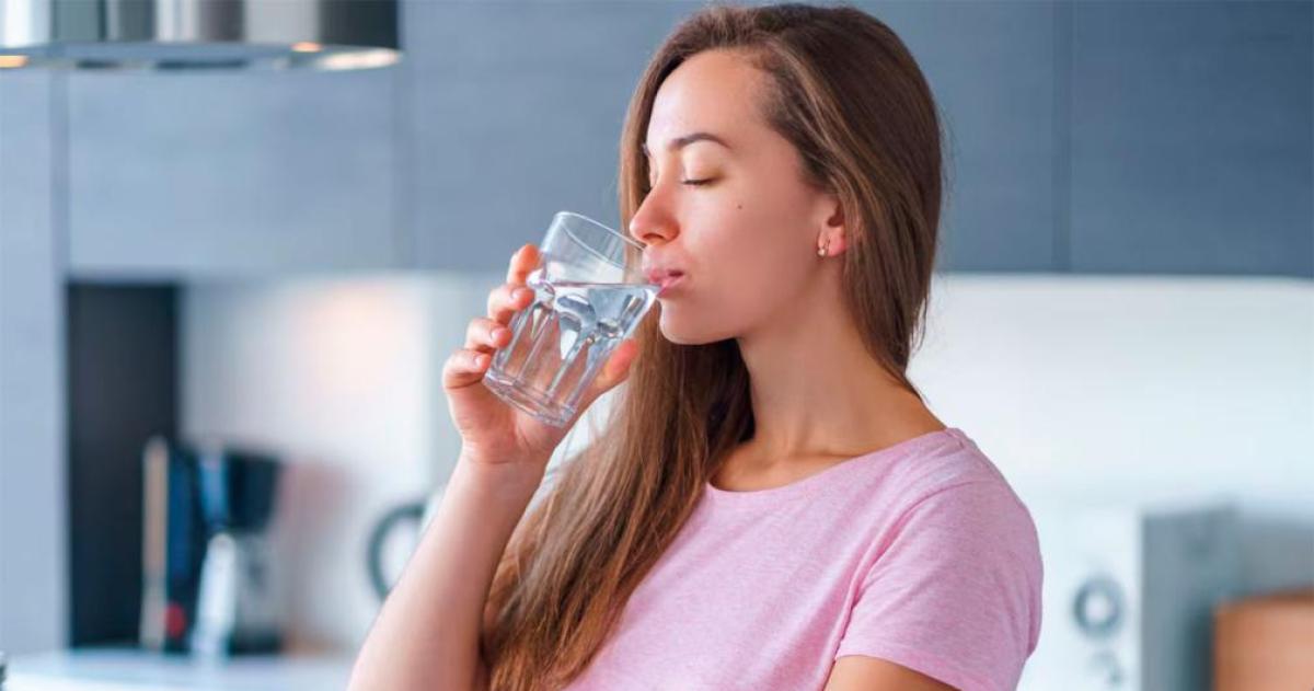 Ni poacutecimas maacutegicas ni dietas extremas- el verdadero secreto para vivir maacutes podriacutea estar en un simple vaso de agua