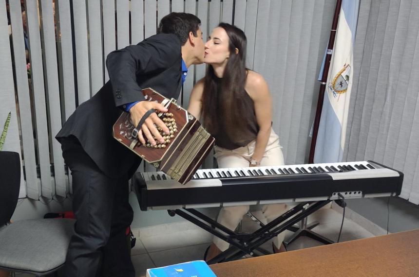 El siacute al compaacutes del 2x4- emotivo concierto de amor en el Registro Civil de Santa Rosa