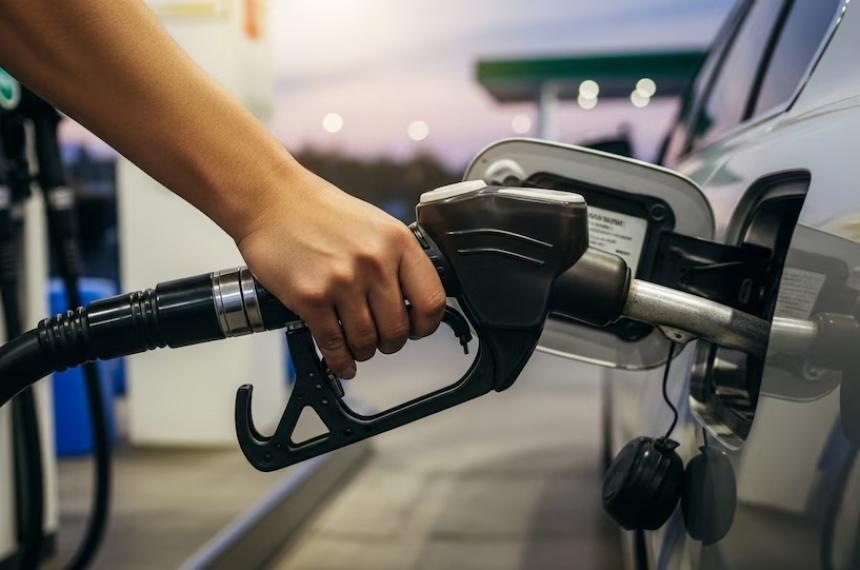 En una estación de servicio una persona reposta su vehículo con nafta un acto cotidiano que hoy est� m�s que nunca bajo el escrutinio debido a la fluctuación de los precios y la economía global
