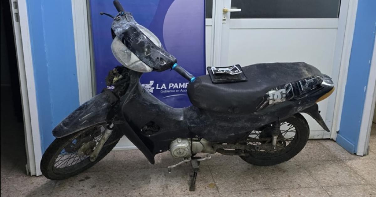 El sospechoso fue detenido cuando manejaba una de las motos robadas