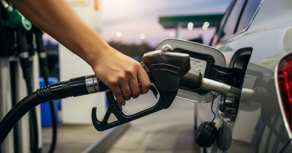En una estación de servicio una persona reposta su vehículo con nafta un acto cotidiano que hoy est� m�s que nunca bajo el escrutinio debido a la fluctuación de los precios y la economía global