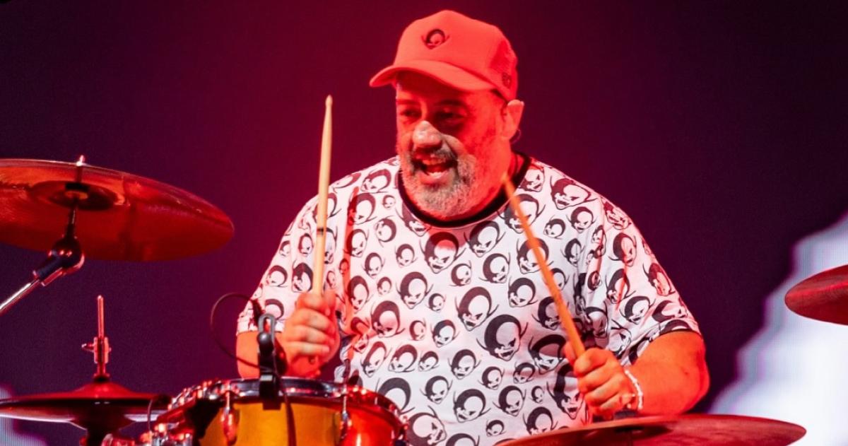 Buira estuvo desde los inicios de la banda y había regresado para los shows de reunión en 2024