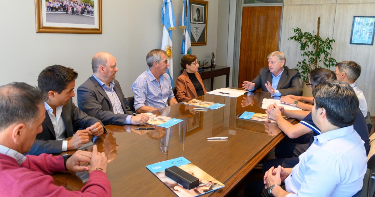 El gobernador Ziliotto firmó convenios para obras de prevención de inundaciones con cinco municipios