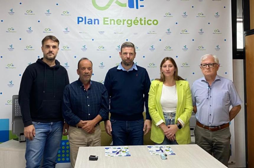 Firmaron convenios para colocar luminarias LED en zonas rurales