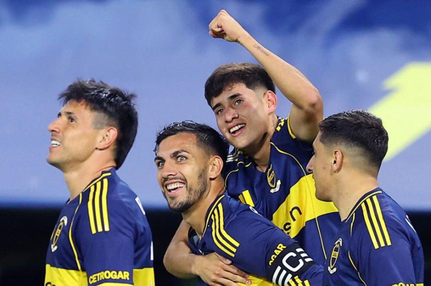 Paredes celebra con el juvenil Aranda que anotó su primer gol como profesional