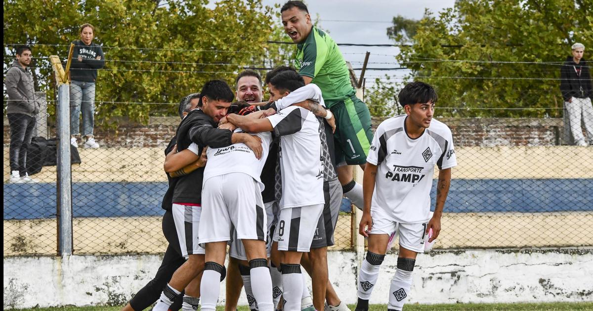 El festejo del Albo que ganó el cl�sico y lidera la zona