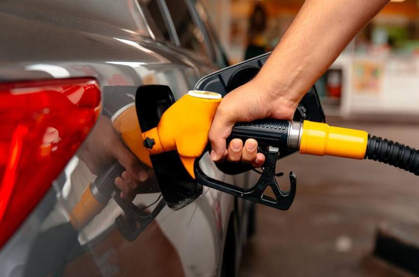 Llenar el tanque en el país cuesta hoy m�s que en Brasil o Paraguay