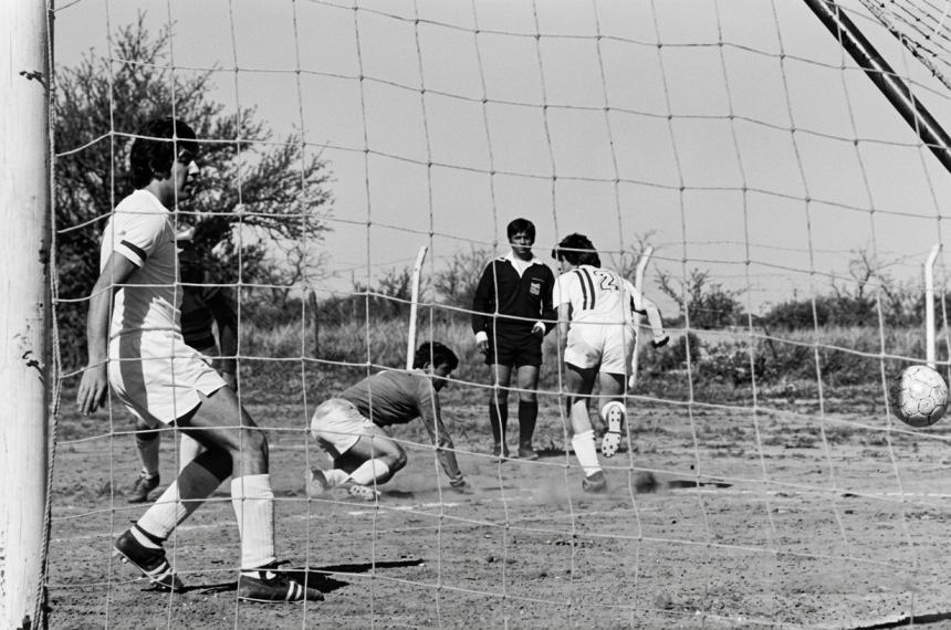 Gol de Simón Bolívar ante Atlético Santa Rosa (fotografía de La Arena mejorada con IA)