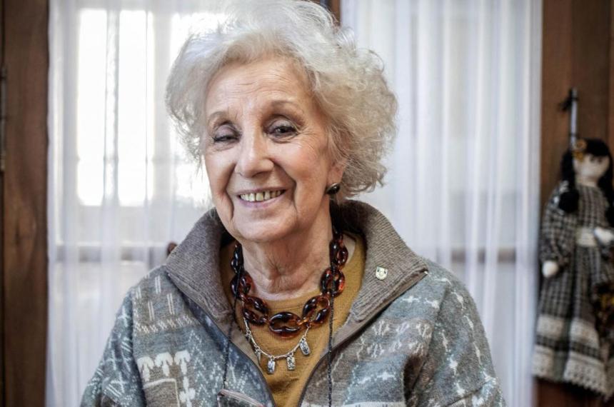 Abrazo a la distancia entre Di Naacutepoli y Estela de Carlotto