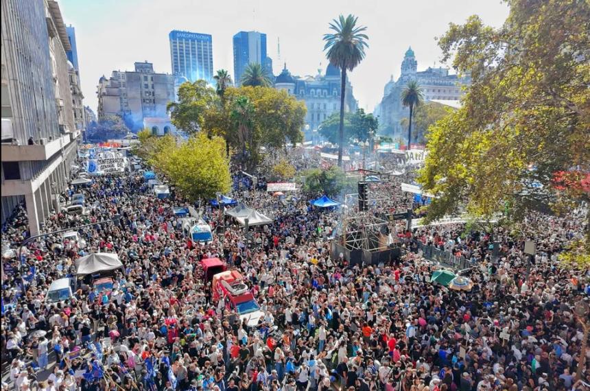 Una multitud se reunió en Plaza de Mayo a 50 años del Golpe