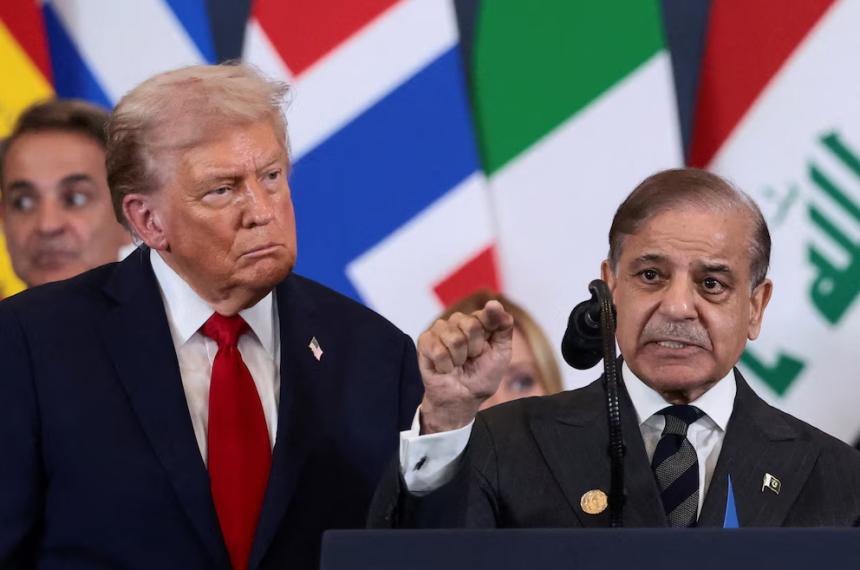 El presidente estadounidense Donald Trump mira al primer ministro de Pakist�n Shehbaz Sharif