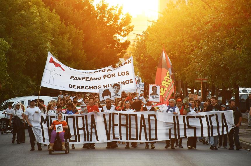 Masiva marcha en Santa Rosa por el 24M