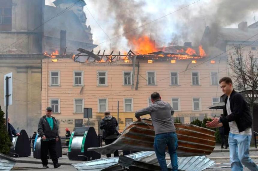 Lluvia de drones sobre Leoacutepolis- Rusia golpea el corazoacuten cultural de Ucrania y deja decenas de heridos