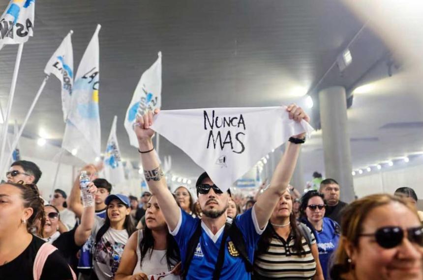 Plaza de Mayo colmada y tensioacuten poliacutetica- el 24 de marzo a 50 antildeos del golpe revive la grieta maacutes profunda