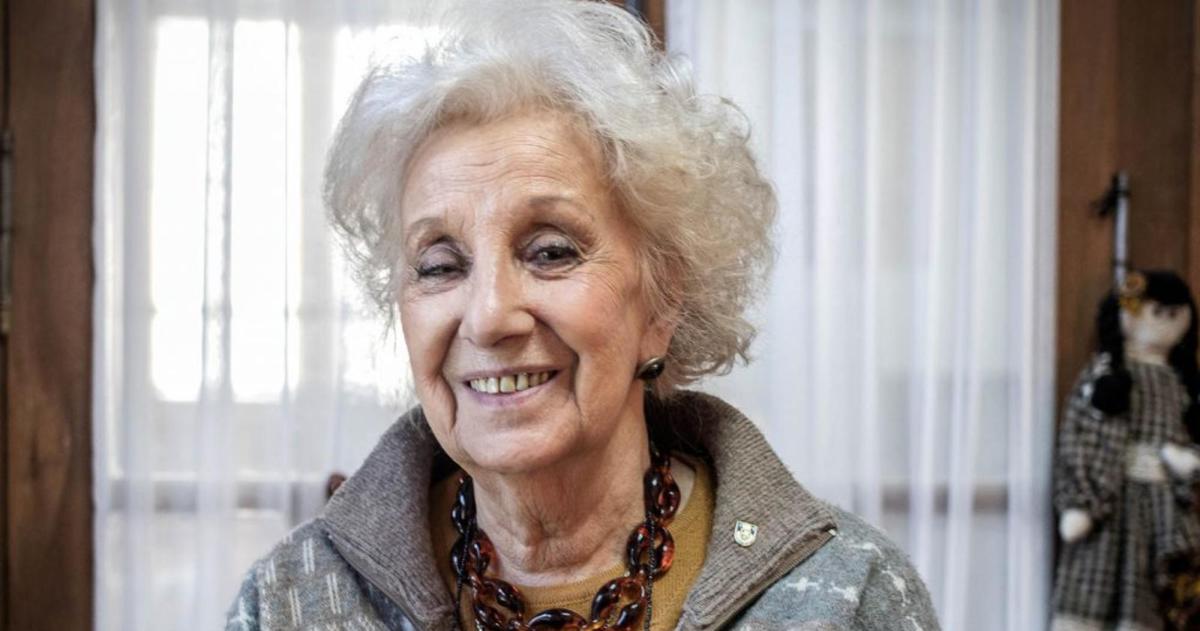 Abrazo a la distancia entre Di Naacutepoli y Estela de Carlotto