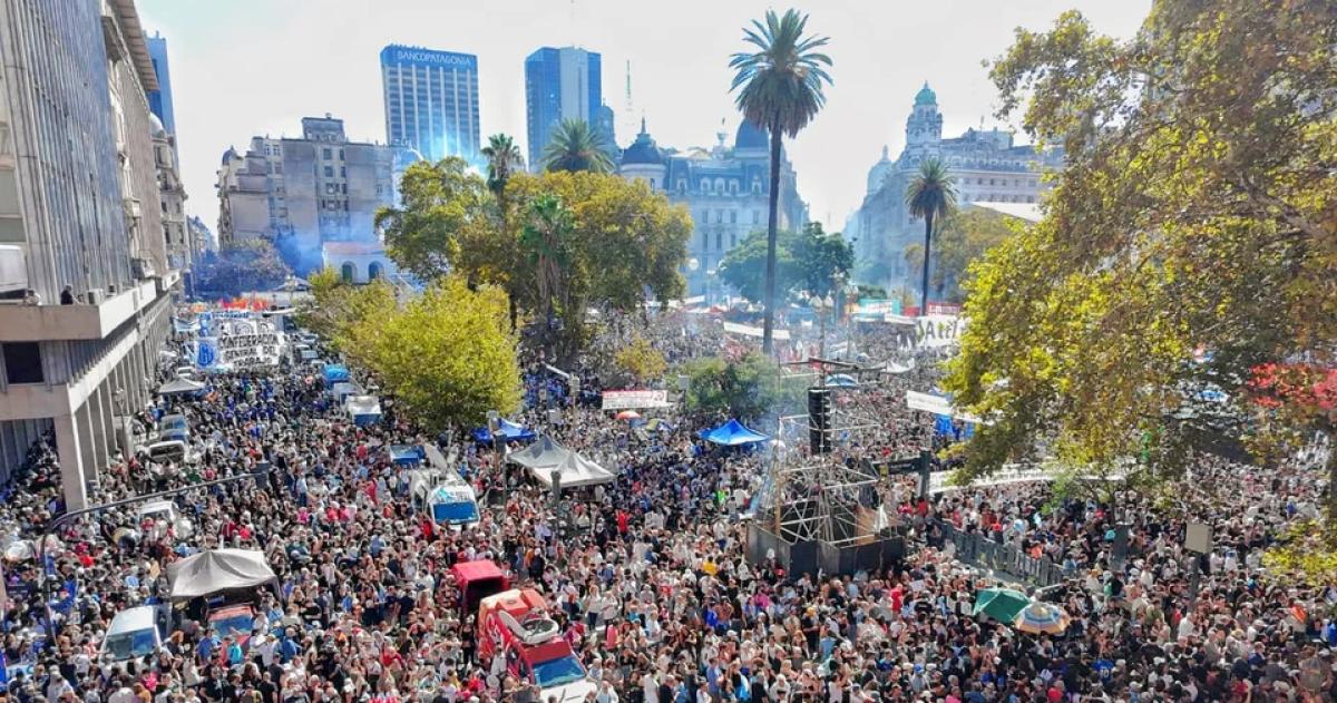 Una multitud se reunió en Plaza de Mayo a 50 años del Golpe
