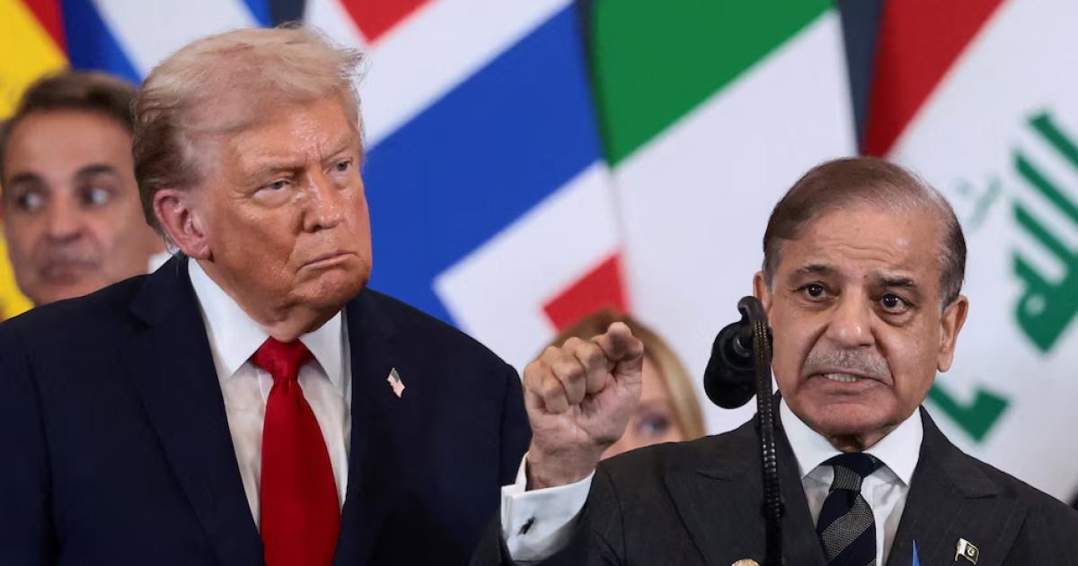 El presidente estadounidense Donald Trump mira al primer ministro de Pakist�n Shehbaz Sharif