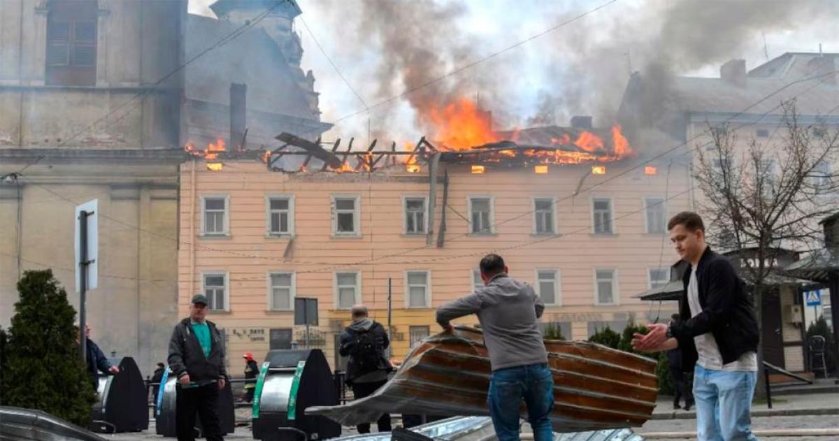 Lluvia de drones sobre Leoacutepolis- Rusia golpea el corazoacuten cultural de Ucrania y deja decenas de heridos
