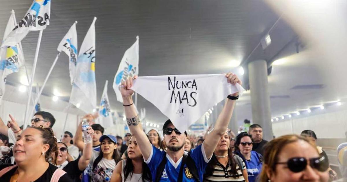 Plaza de Mayo colmada y tensioacuten poliacutetica- el 24 de marzo a 50 antildeos del golpe revive la grieta maacutes profunda