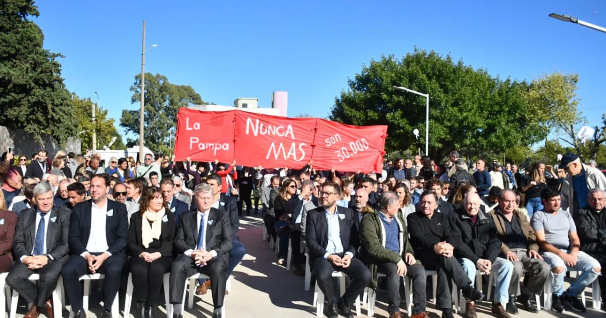 El acto oficial bajo la consigna del Nunca m�s y contra el negacionismo
