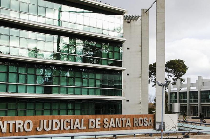 La mujer radicó la denuncia en la Fiscalía de Santa Rosa