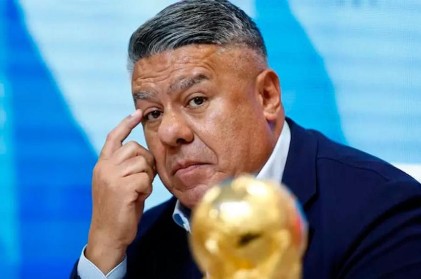 Reveacutes para Chiqui Tapia- la Justicia le cerroacute la puerta a los viajes sin control y le marcoacute la cancha