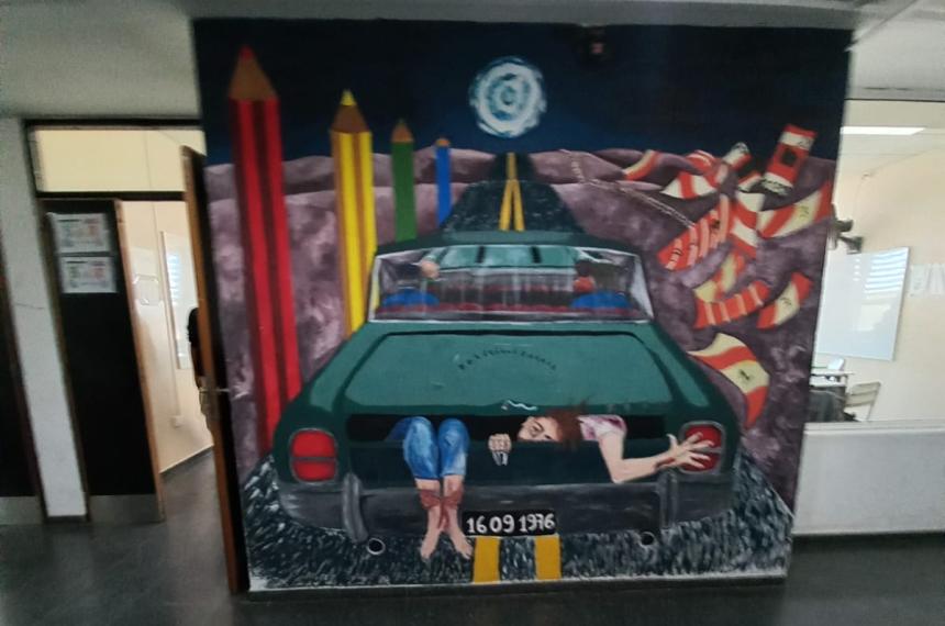 Uno de los murales que hace mención a la Dictadura y el secuestro de personas