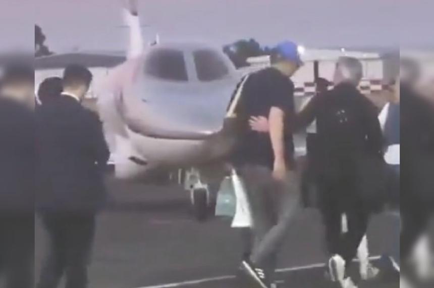 Manuel Adorni antes de abordar el avión privado rumbo a Uruguay