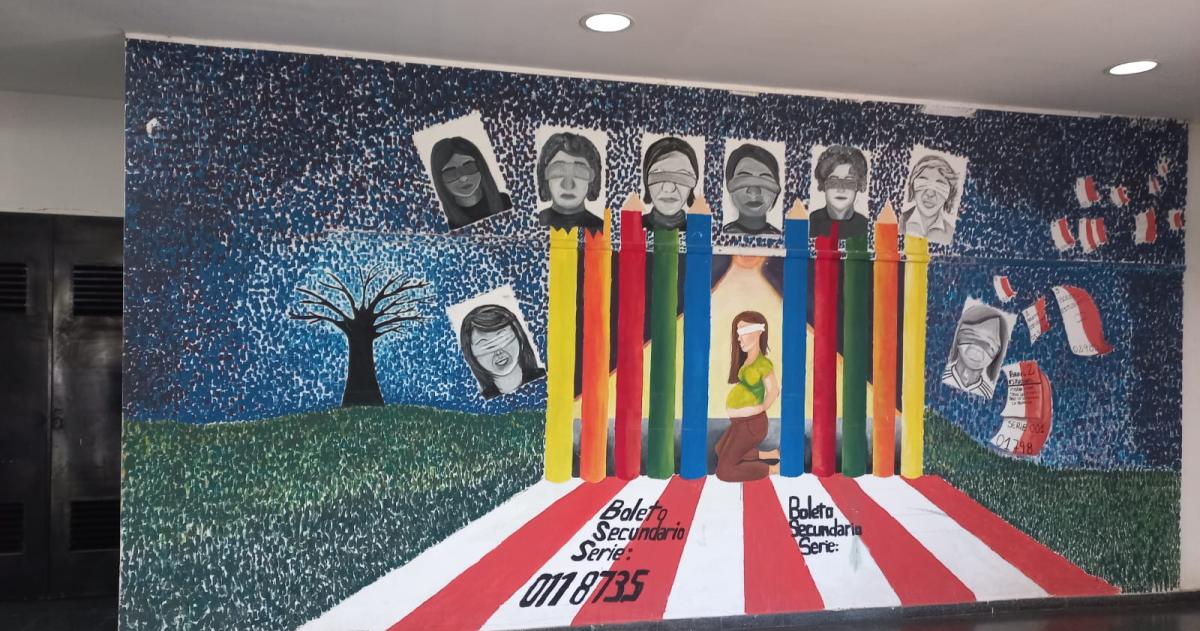 Uno de los murales pintados por alumnos de años anteriores