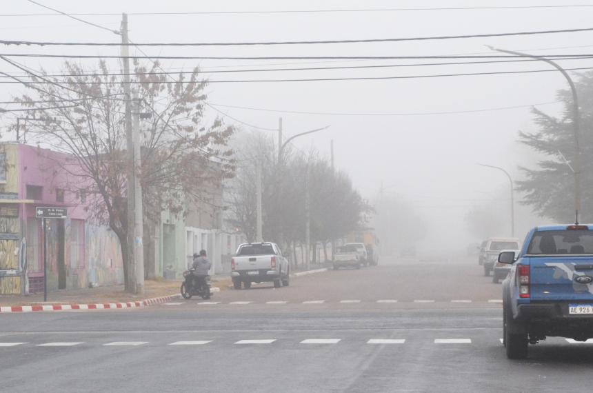 la ciudad amaneción con niebla