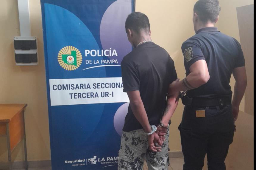 El hombre fuye demorado por personal de la Seccional Tercera