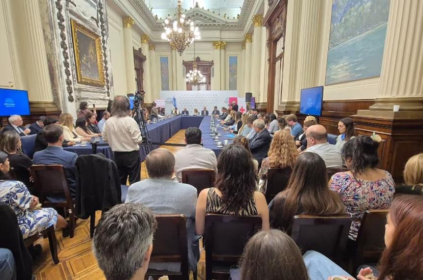 Legisladores y miembros de asociaciones civiles reunidos en el Salón Delia Parodi del Congreso
