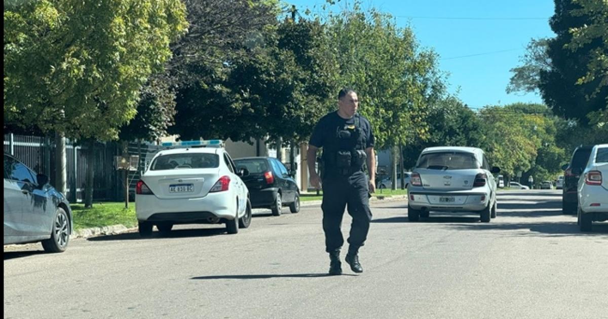 Personal de la Comisaría Primera interviene en el hecho y busca al autor del asalto