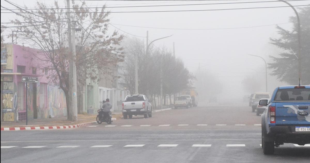 la ciudad amaneción con niebla