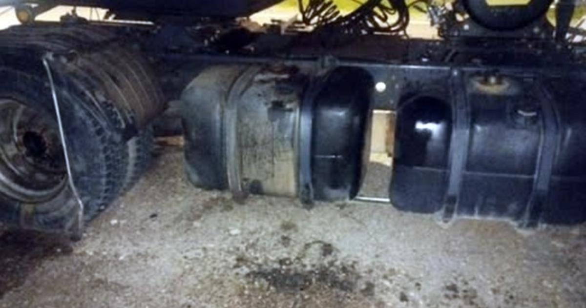 El camión daminificado est� estacionado en el cruce de rutas hace 15 días