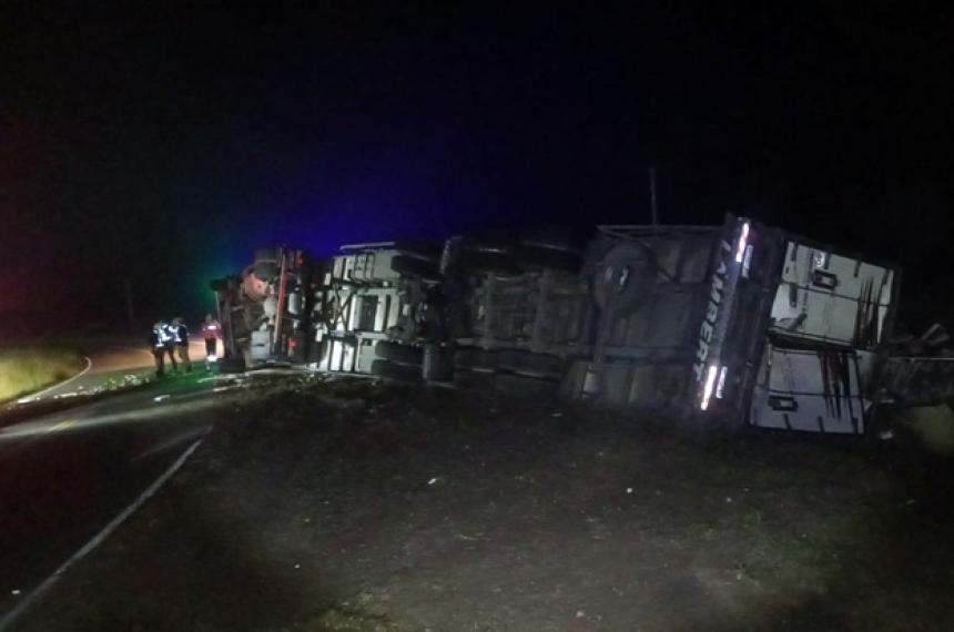 El camión y su carga quedaron sobre el asfalto de la Ruta Provincial 9