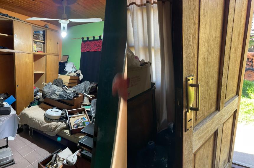 Las fotografías muestran el desorden y los destrozos que se hicieron luego de forzar la puerta de ingreso