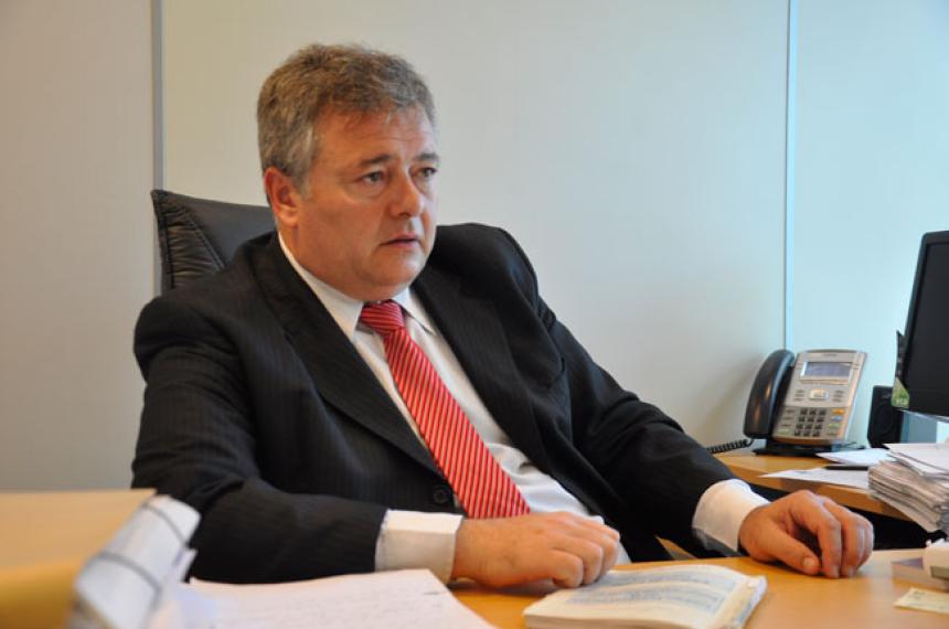 Condenan a una mujer por golpear con una cadena a un vendedor